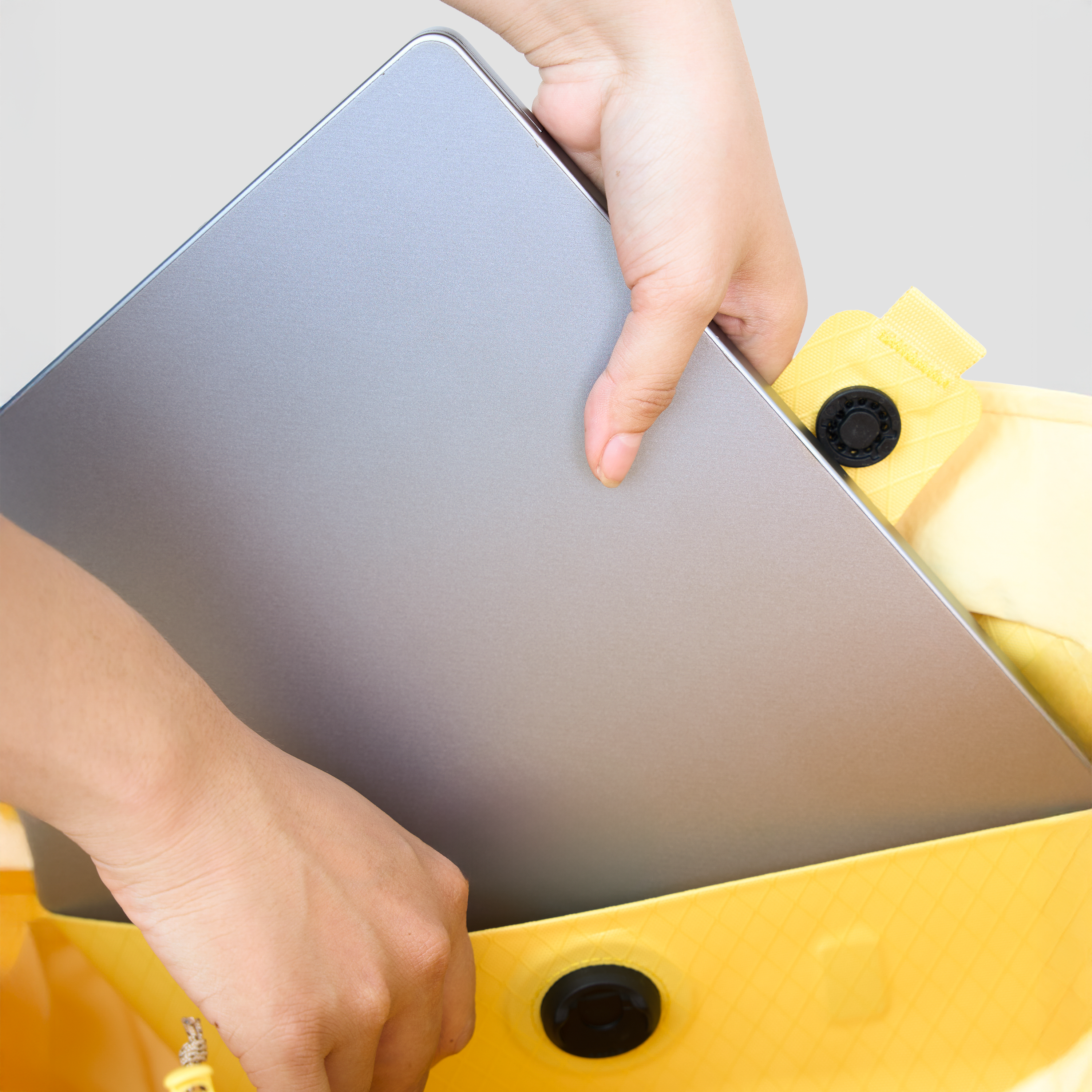 An image of Day Bag Butter laptop